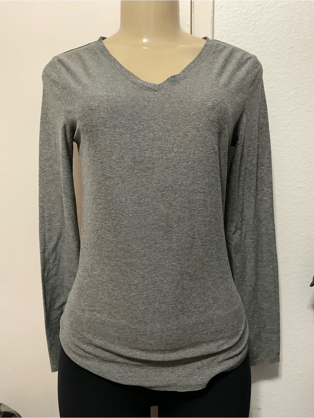 No Boundaries women's gray Long-Sleeve V-Neck Top size M